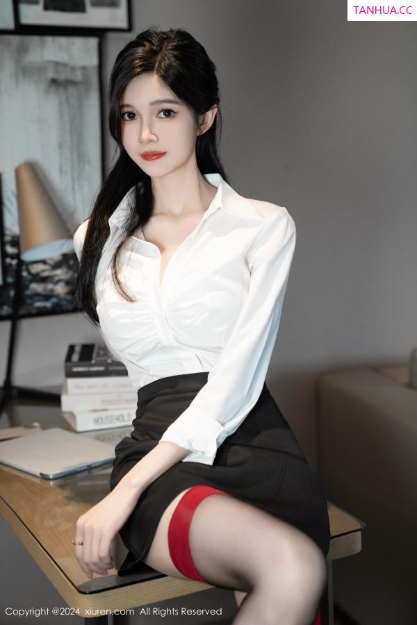 程程程  [XiuRen]高清写真图 2024.06.13 No.8697 程程程- 黑丝美腿第21张图片